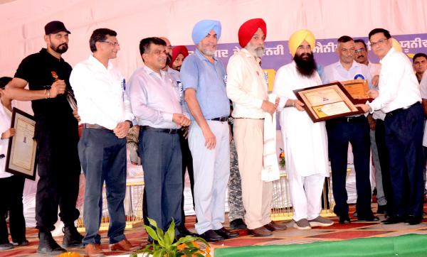 Sh. Rishi Pal receiving award from S. Gurmeet Singh Khuddian, Cabinet Minister